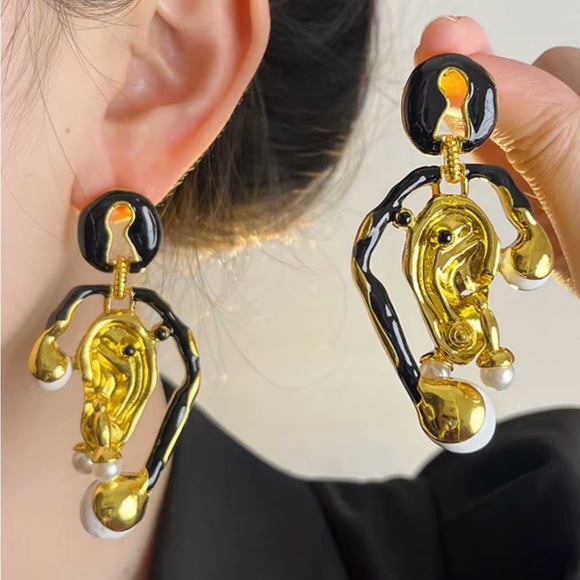 Schiaparelli Inspired Anatomy Ear Gold Tone Earrings Huge Pearl Keyhole Jewelry - Picture 2 of 9